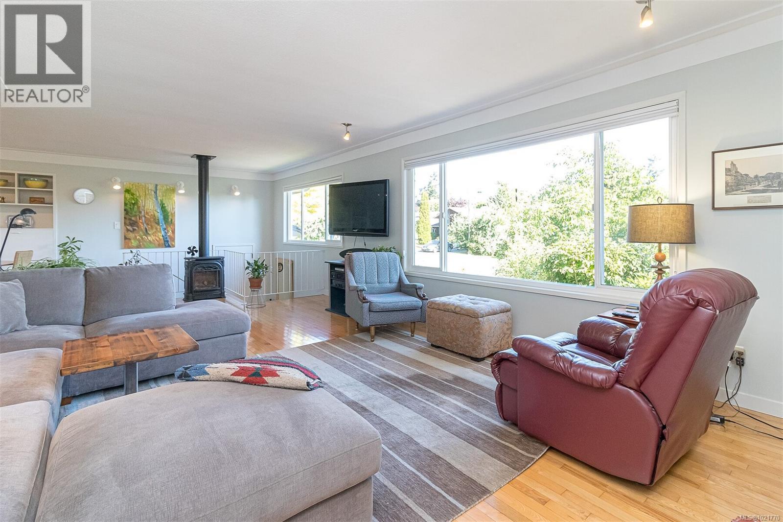 1961 Hovey Rd, Central Saanich, BC - Indoor Photo Showing Living Room