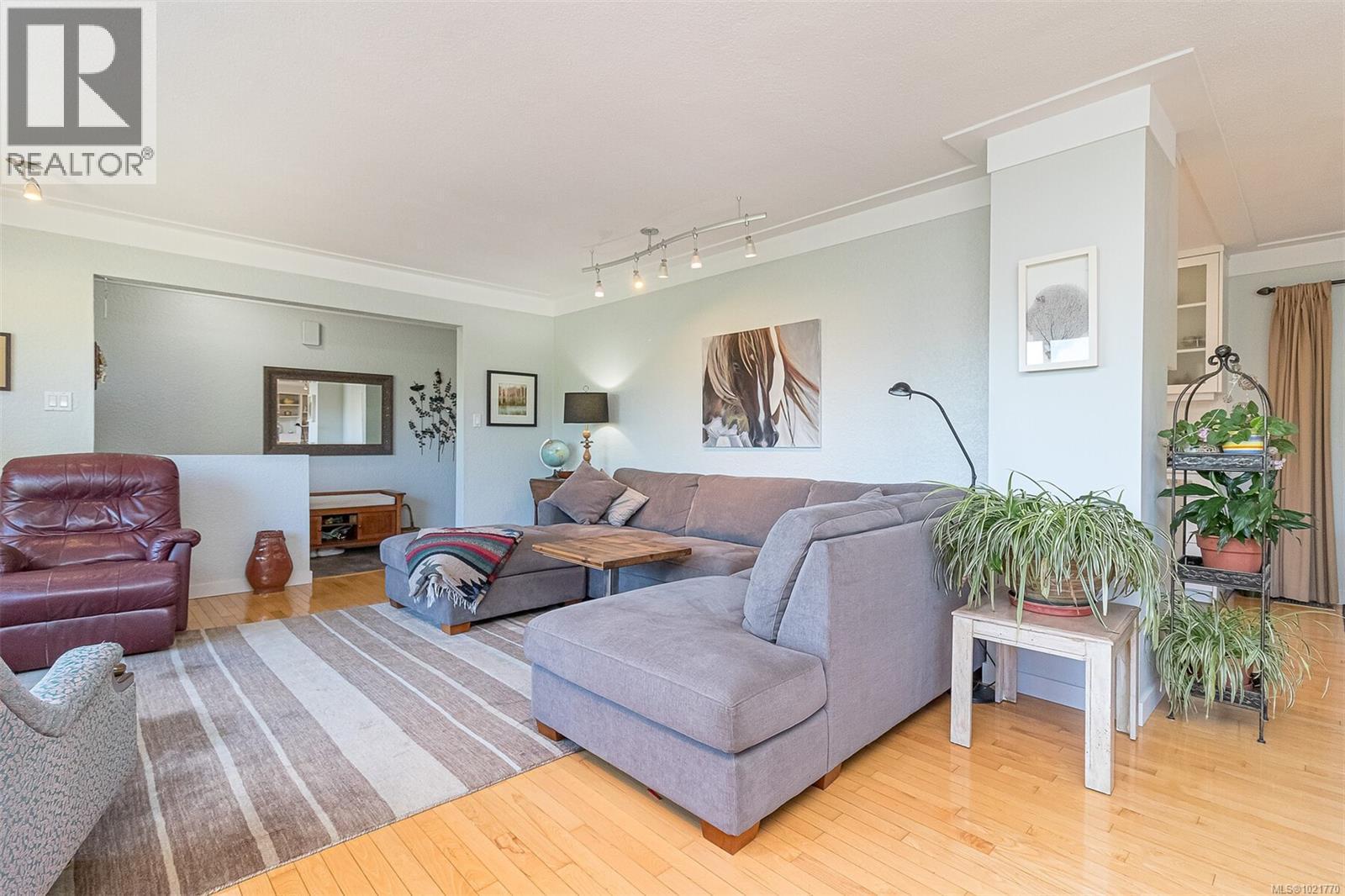 1961 Hovey Rd, Central Saanich, BC - Indoor Photo Showing Living Room