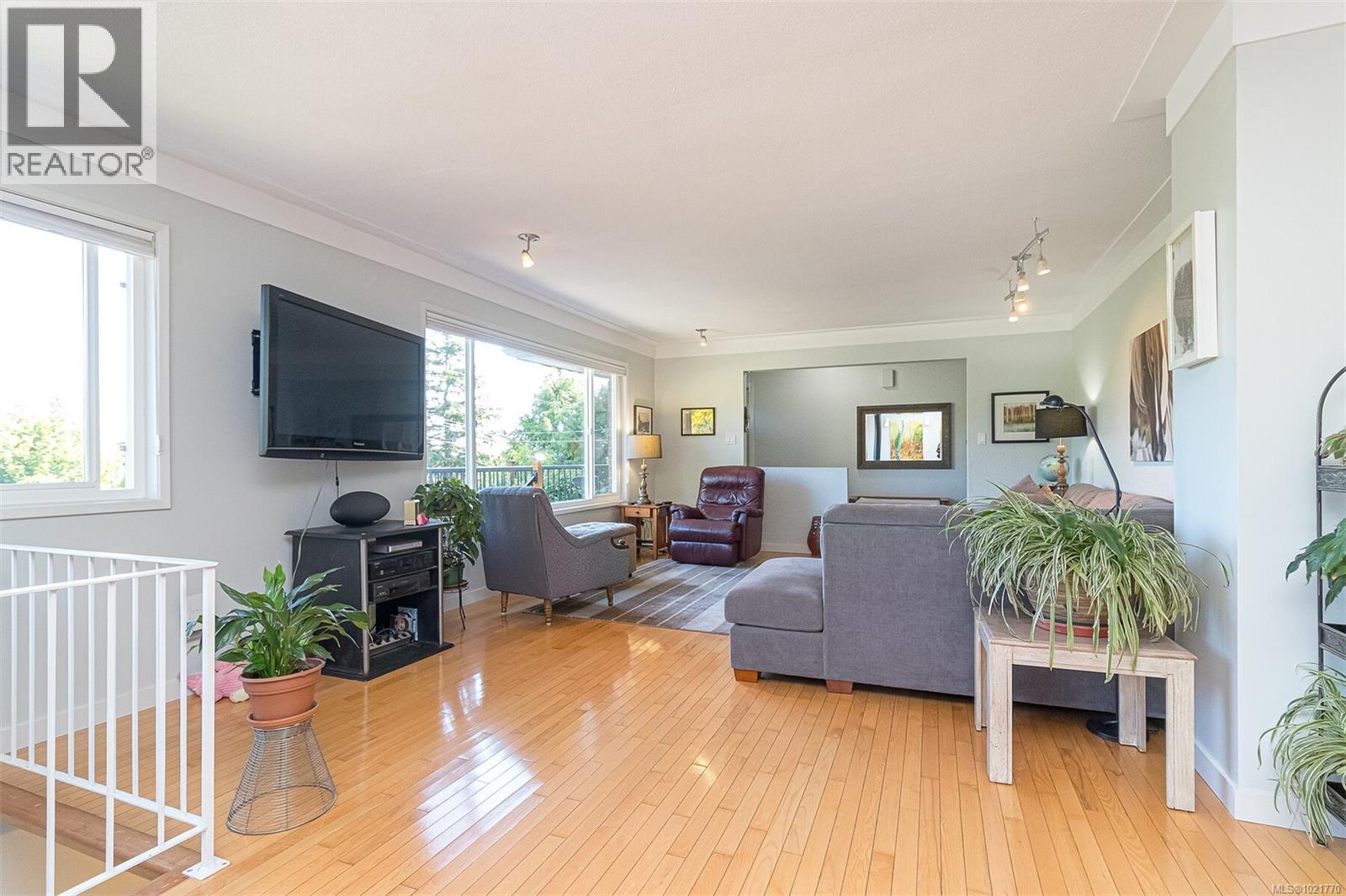 1961 Hovey Rd, Central Saanich, BC - Indoor Photo Showing Living Room