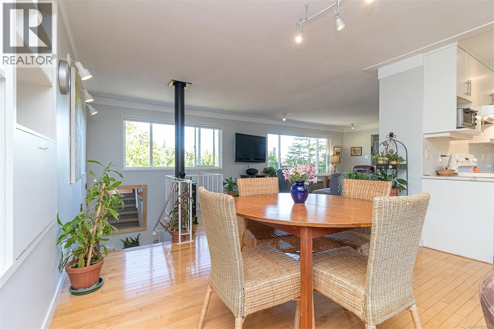 1961 Hovey Rd, Central Saanich, BC - Indoor Photo Showing Dining Room