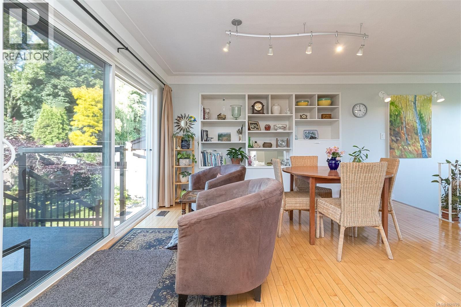 1961 Hovey Rd, Central Saanich, BC - Indoor