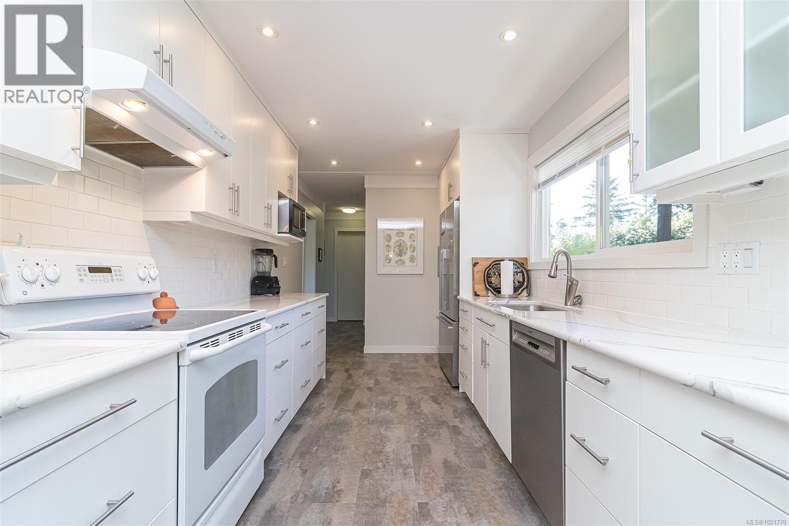 1961 Hovey Rd, Central Saanich, BC - Indoor Photo Showing Kitchen