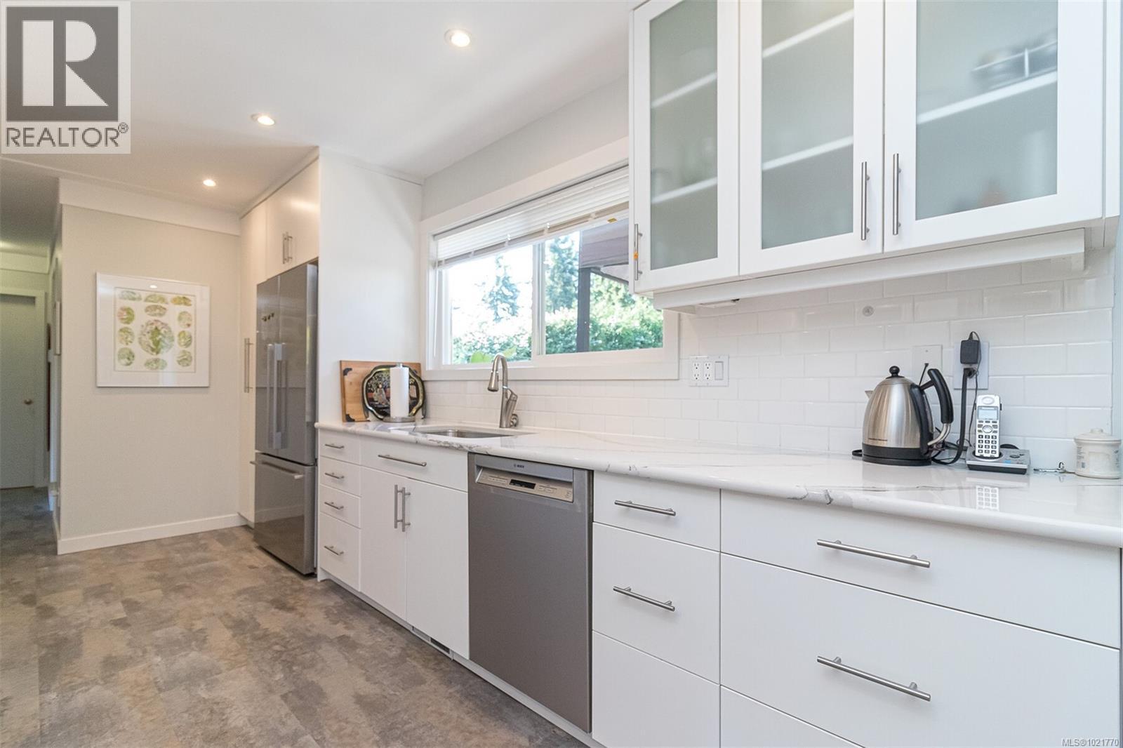 1961 Hovey Rd, Central Saanich, BC - Indoor Photo Showing Kitchen With Upgraded Kitchen
