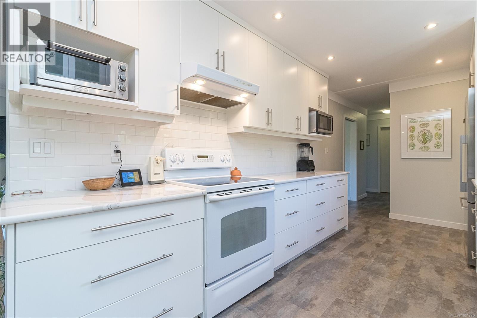 1961 Hovey Rd, Central Saanich, BC - Indoor Photo Showing Kitchen