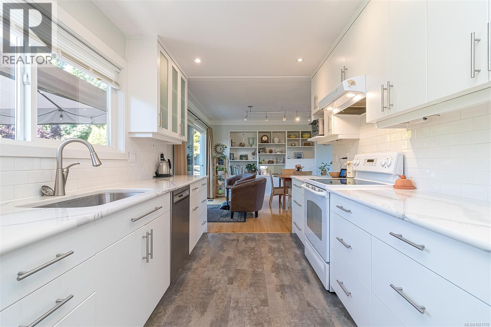 1961 Hovey Rd, Central Saanich, BC - Indoor Photo Showing Kitchen