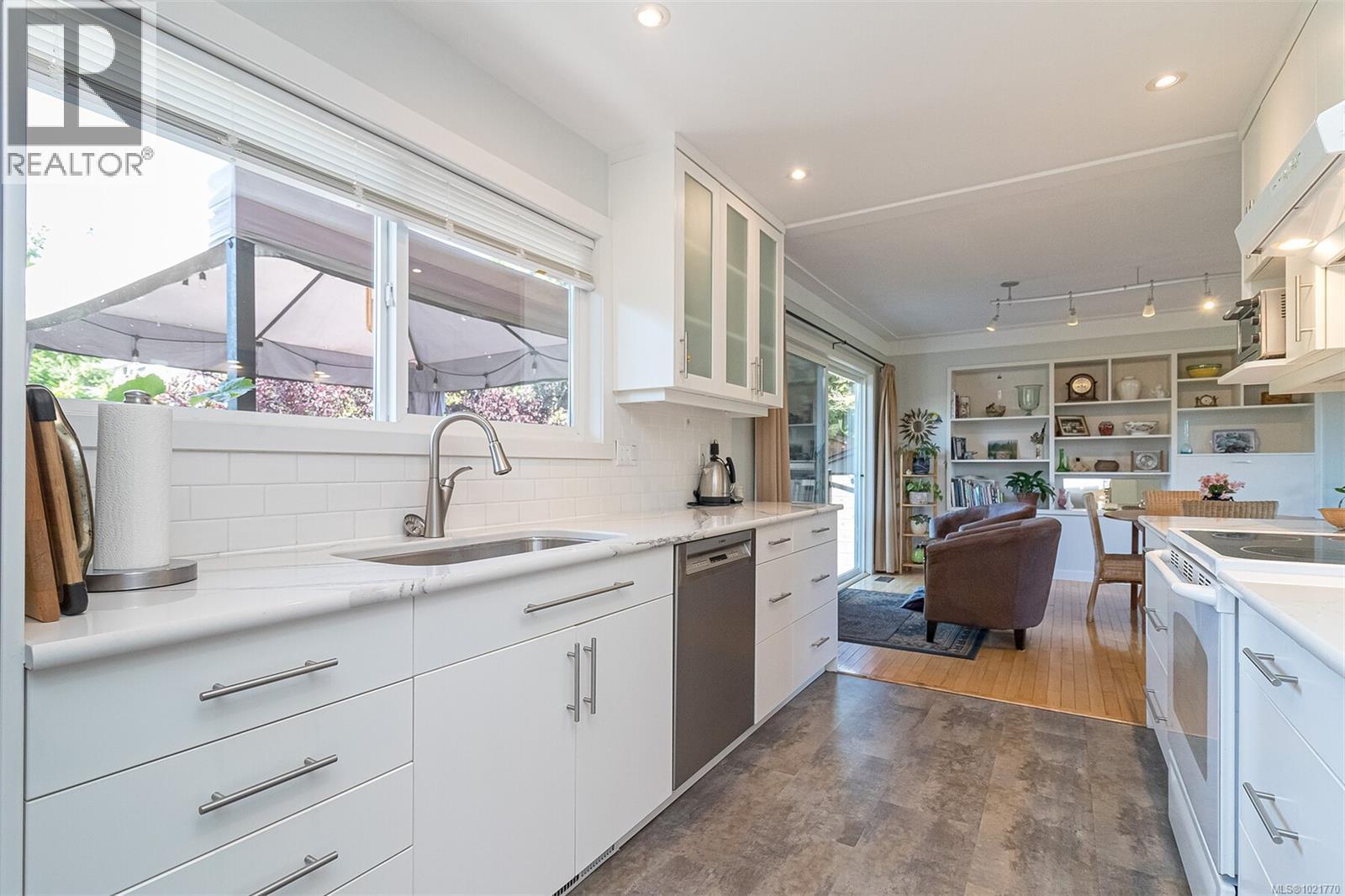 1961 Hovey Rd, Central Saanich, BC - Indoor Photo Showing Kitchen
