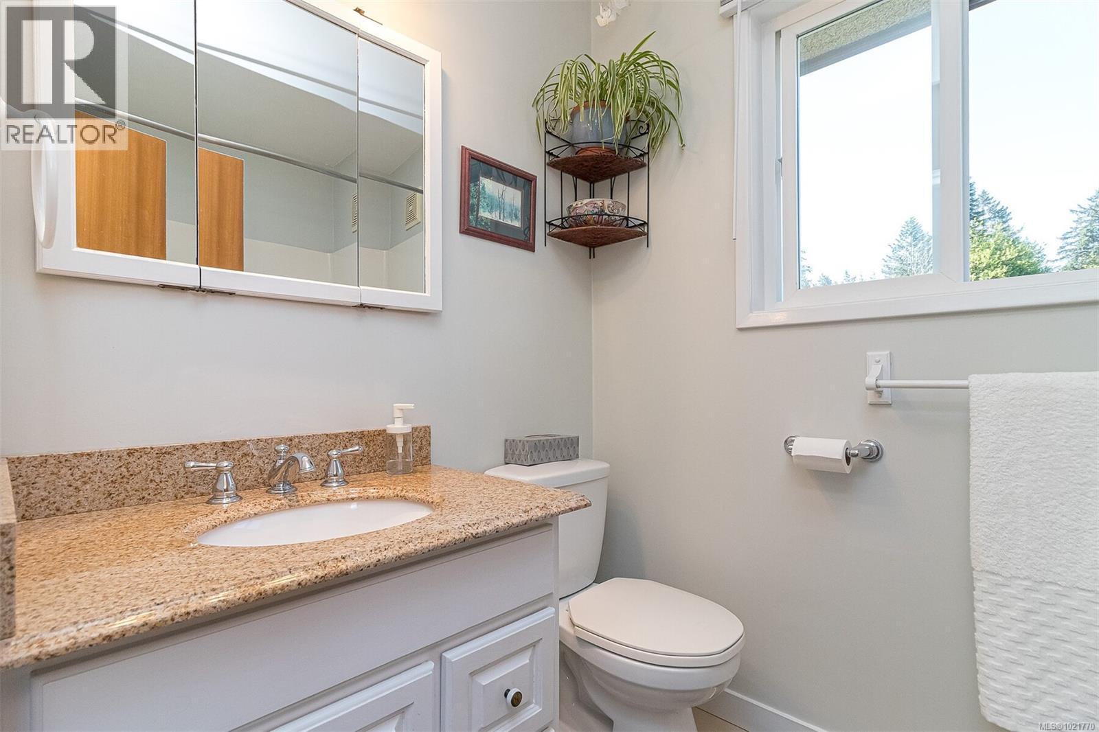 1961 Hovey Rd, Central Saanich, BC - Indoor Photo Showing Bathroom