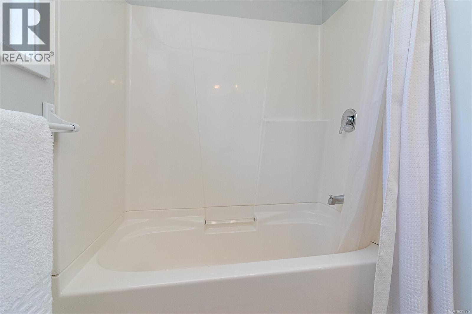 1961 Hovey Rd, Central Saanich, BC - Indoor Photo Showing Bathroom