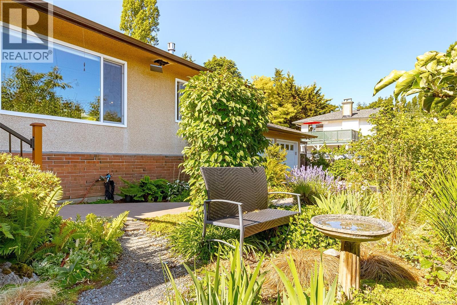 1961 Hovey Rd, Central Saanich, BC - Outdoor
