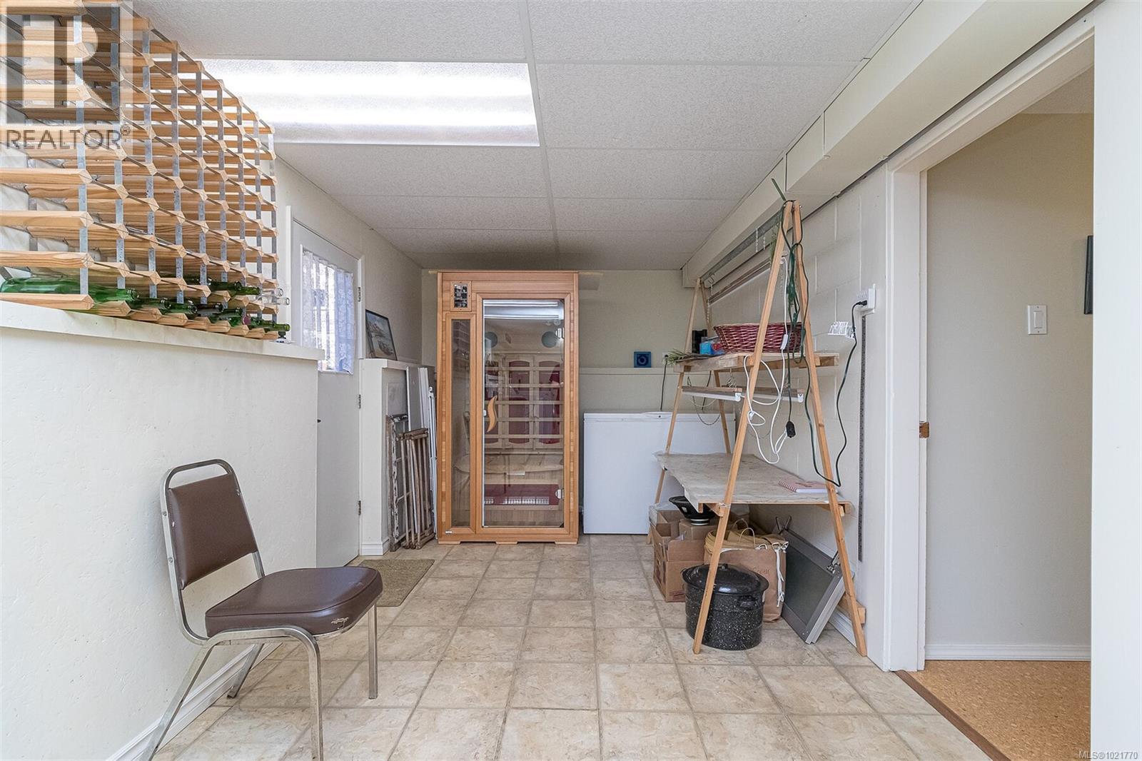 1961 Hovey Rd, Central Saanich, BC - Indoor Photo Showing Other Room