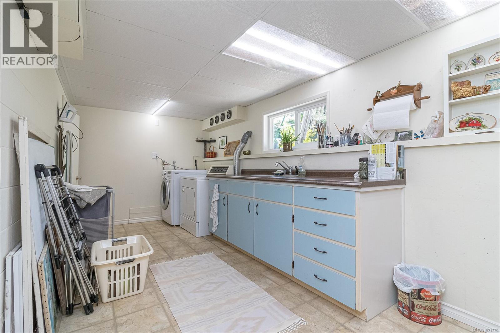 1961 Hovey Rd, Central Saanich, BC - Indoor Photo Showing Laundry Room