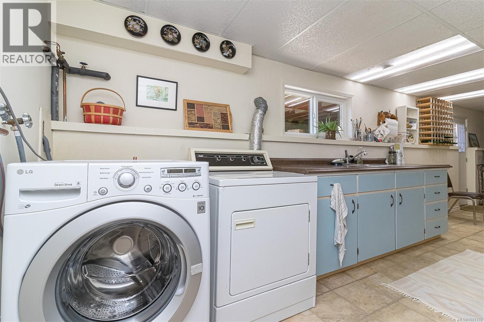 1961 Hovey Rd, Central Saanich, BC - Indoor Photo Showing Laundry Room