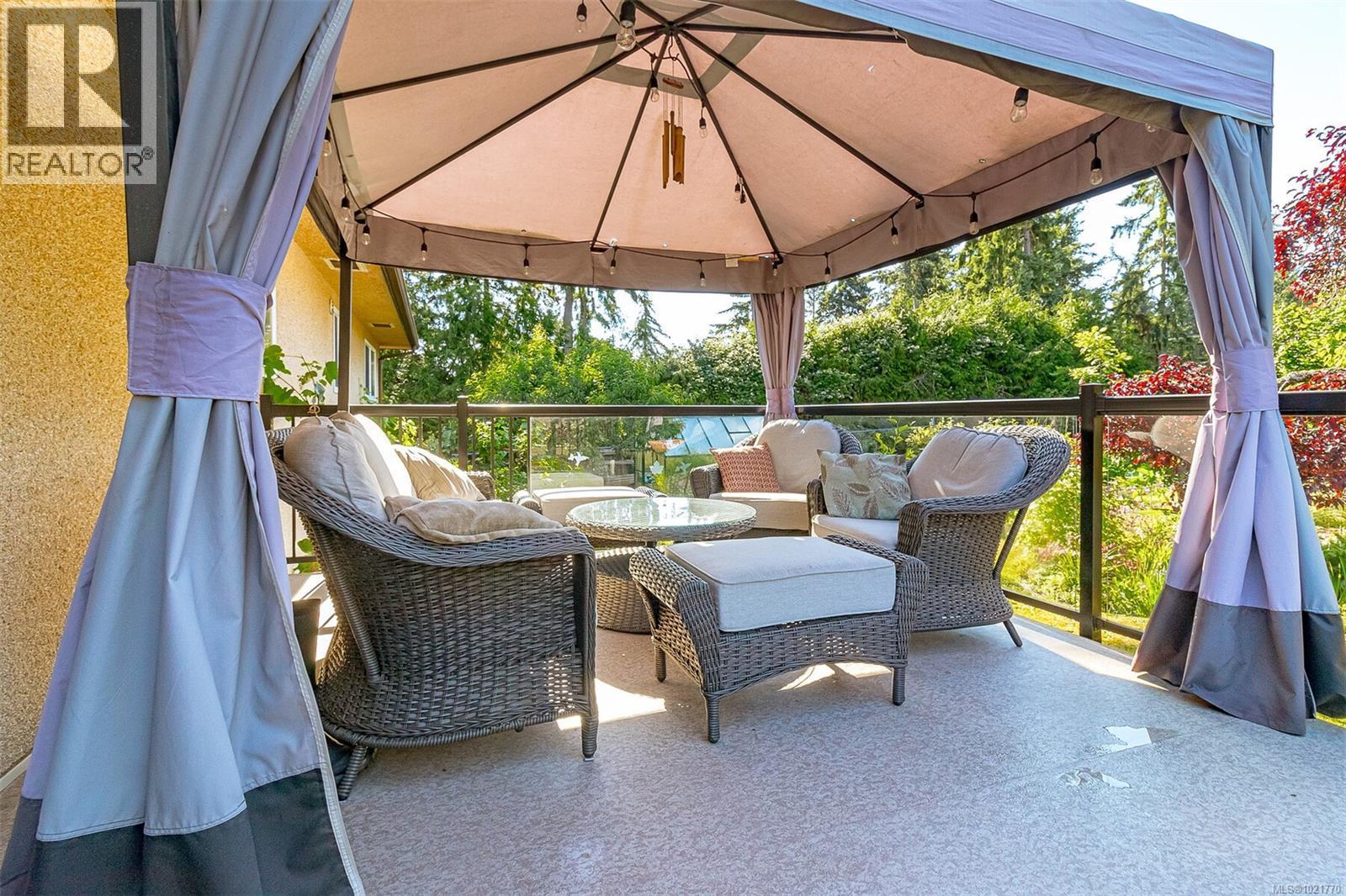 1961 Hovey Rd, Central Saanich, BC - Outdoor With Deck Patio Veranda With Exterior
