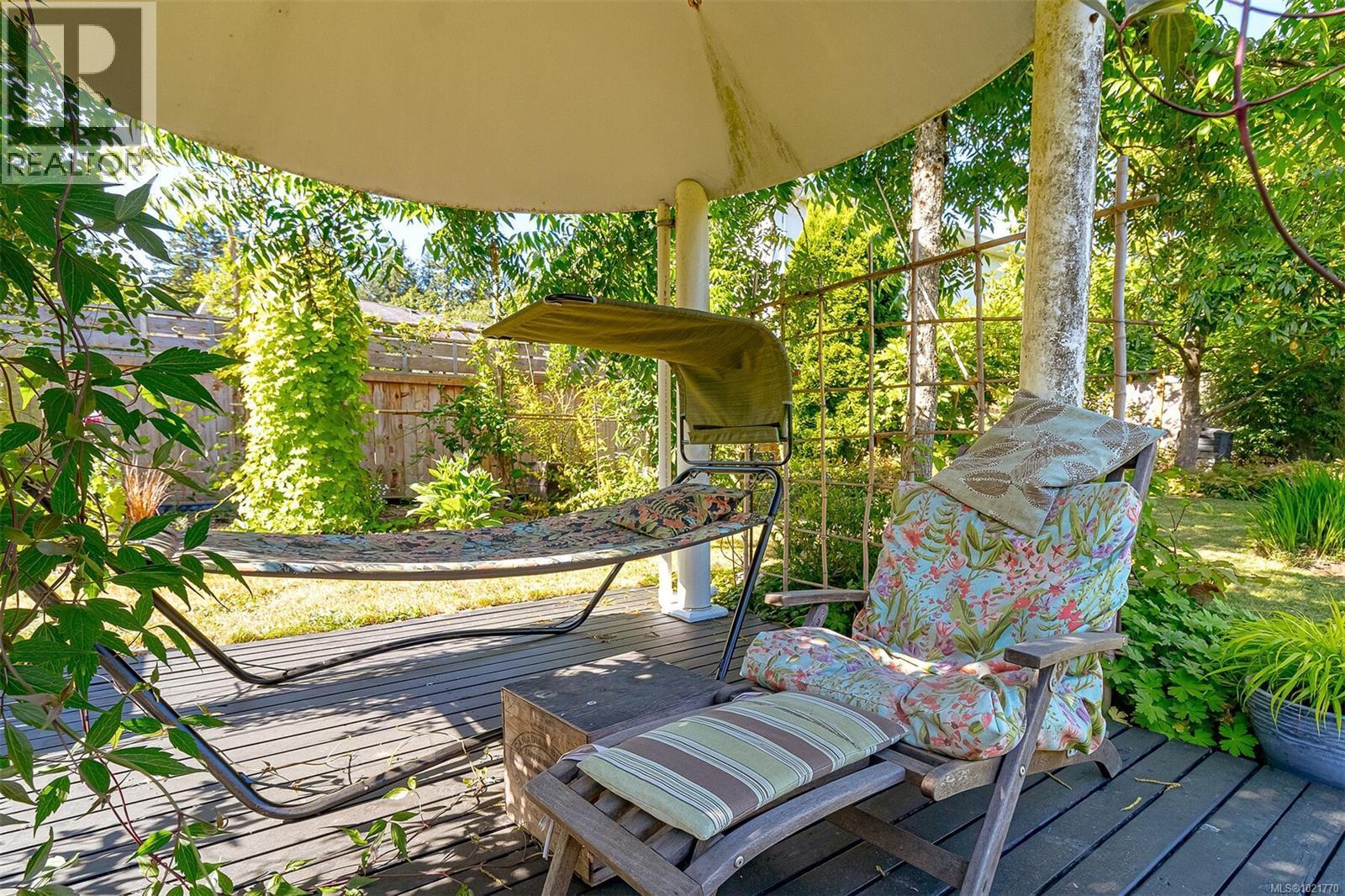 1961 Hovey Rd, Central Saanich, BC - Outdoor With Deck Patio Veranda