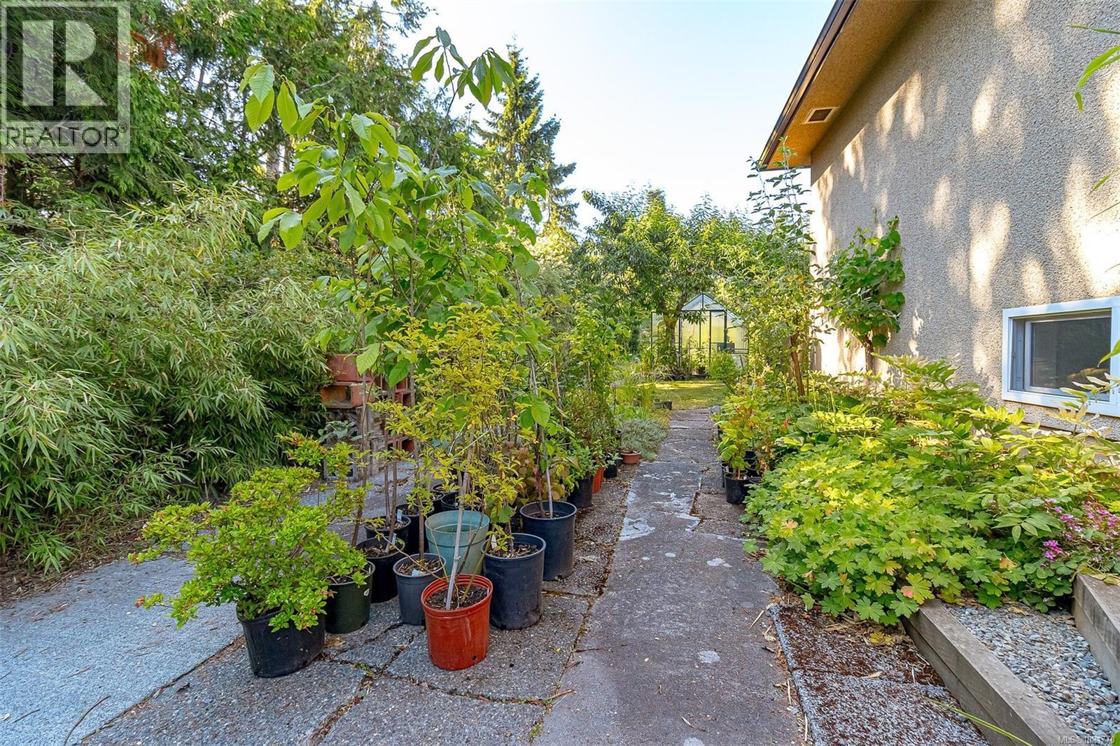 1961 Hovey Rd, Central Saanich, BC - Outdoor