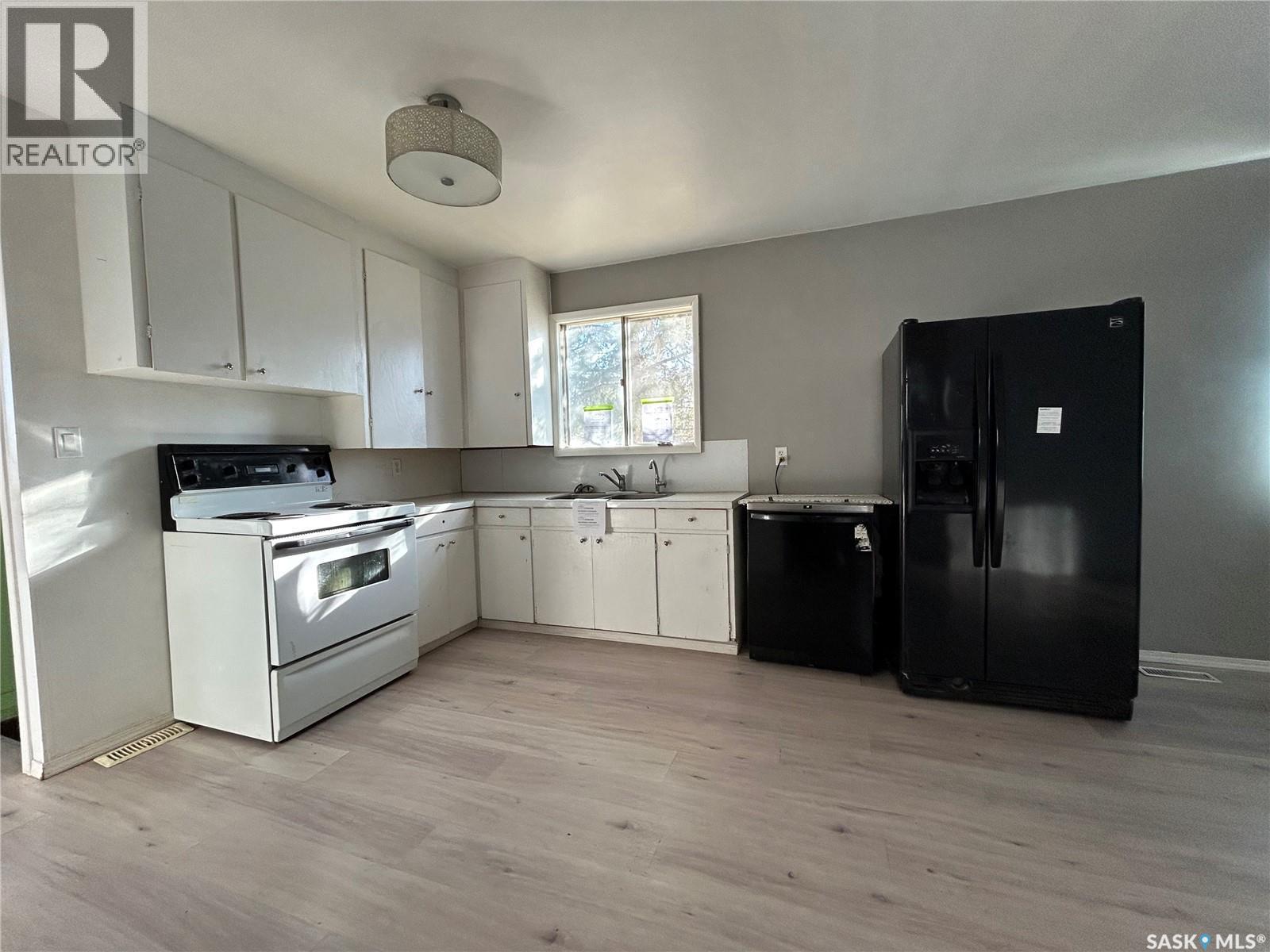 723 4Th Avenue, Whitewood, SK - Indoor Photo Showing Kitchen With Double Sink