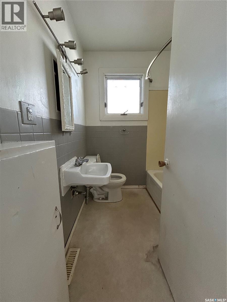 723 4Th Avenue, Whitewood, SK - Indoor Photo Showing Bathroom