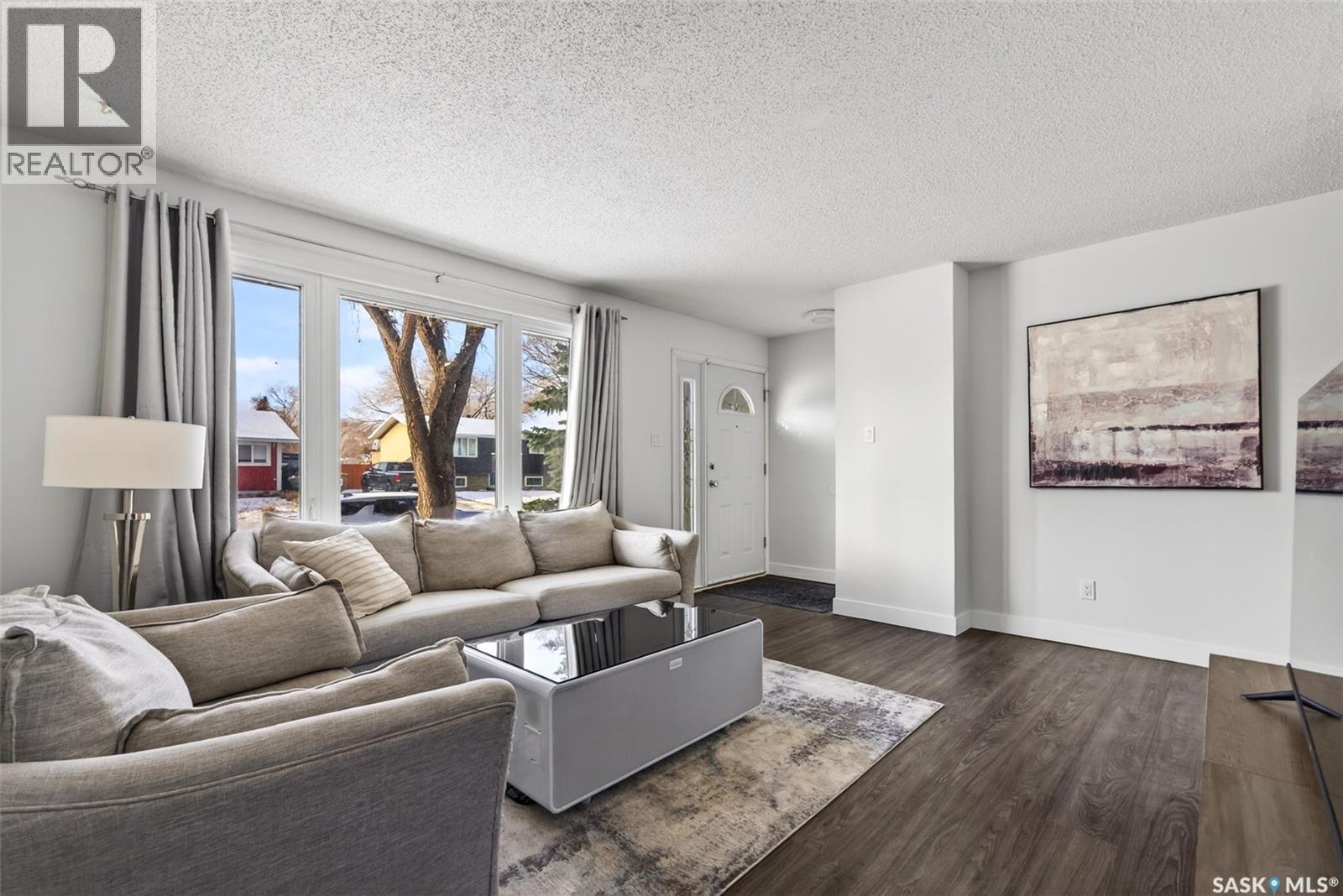 11 Coleman Crescent, Regina, SK - Indoor Photo Showing Living Room