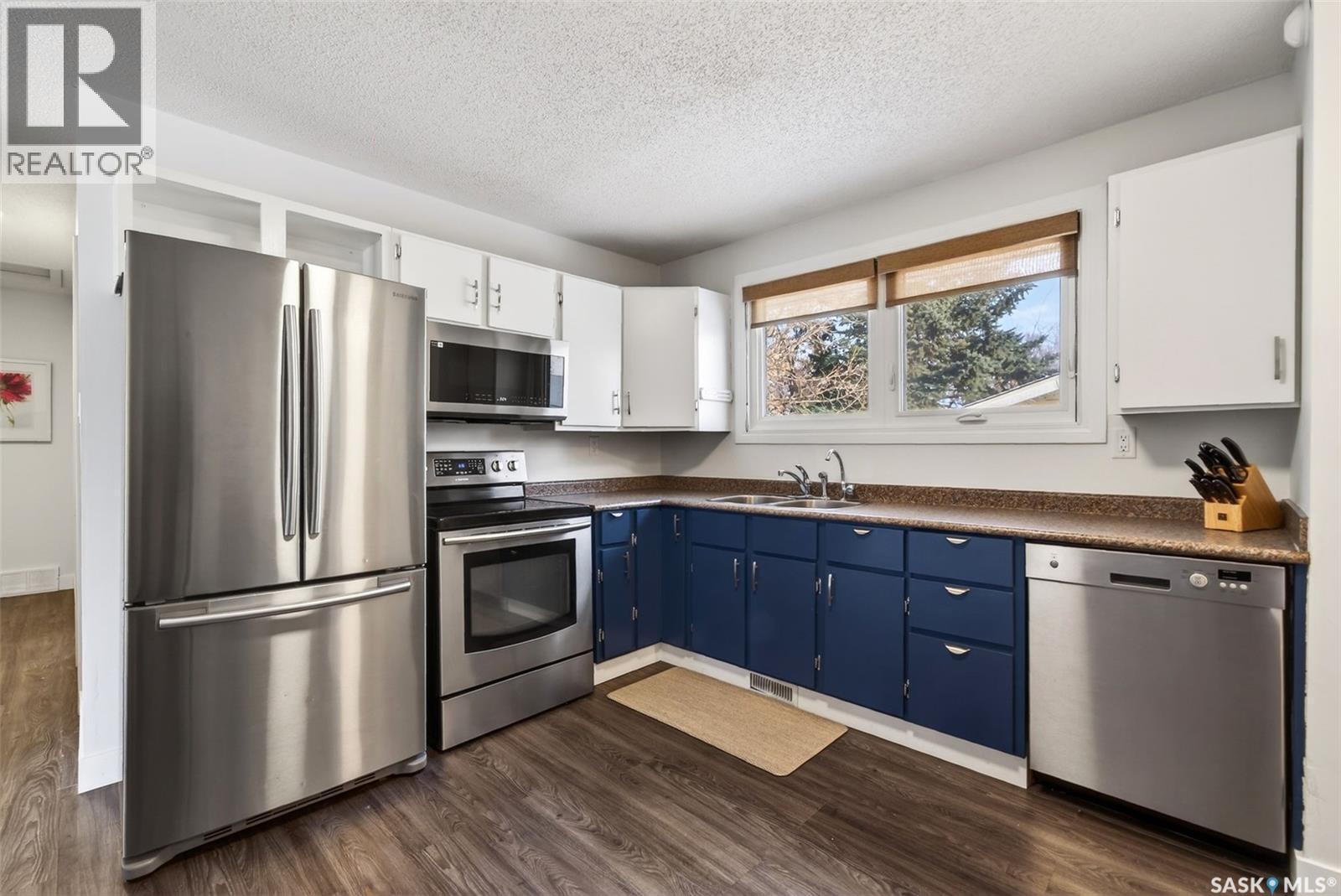 11 Coleman Crescent, Regina, SK - Indoor Photo Showing Kitchen With Double Sink