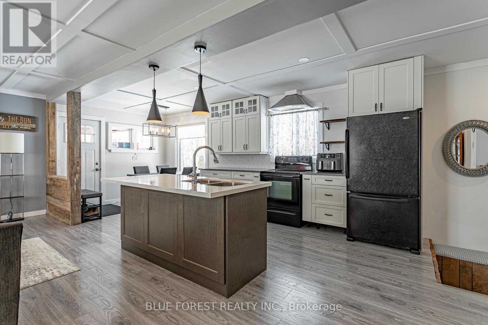 9716 Lakeshore Road, Lambton Shores (Grand Bend), ON - Indoor Photo Showing Kitchen