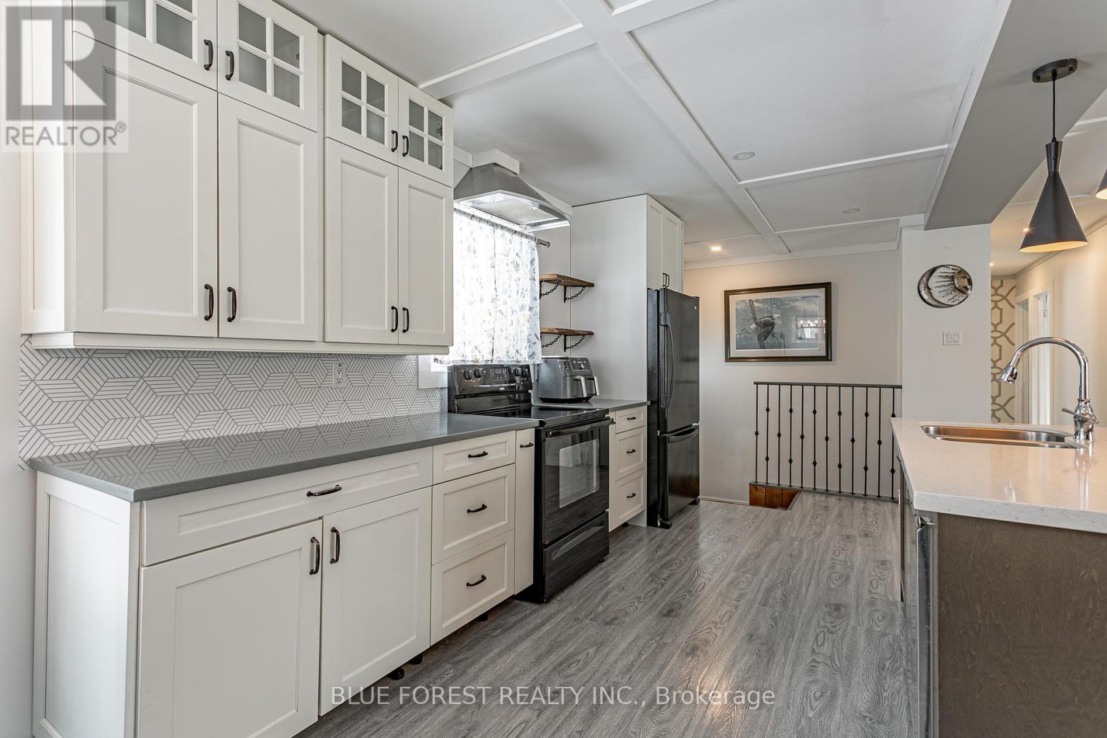 9716 Lakeshore Road, Lambton Shores (Grand Bend), ON - Indoor Photo Showing Kitchen