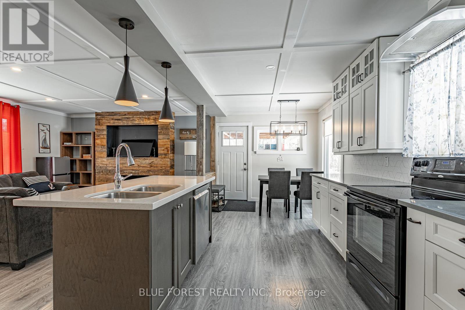 9716 Lakeshore Road, Lambton Shores (Grand Bend), ON - Indoor Photo Showing Kitchen With Double Sink
