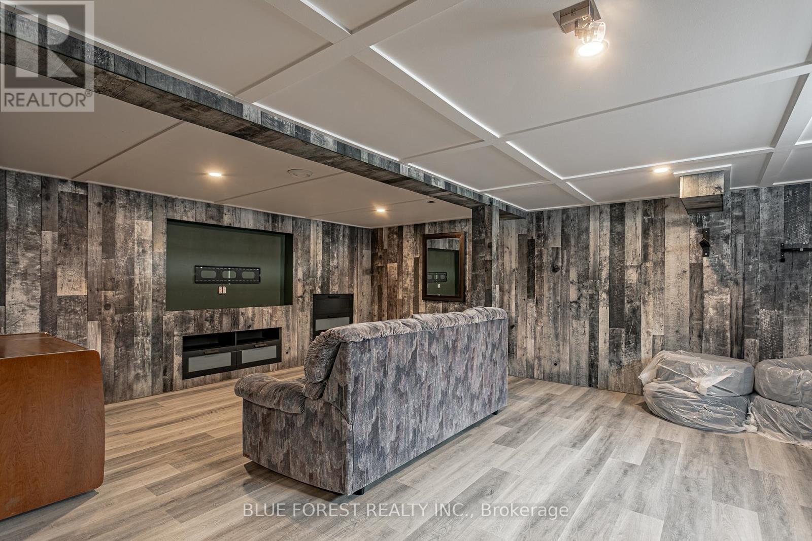 9716 Lakeshore Road, Lambton Shores (Grand Bend), ON - Indoor Photo Showing Other Room