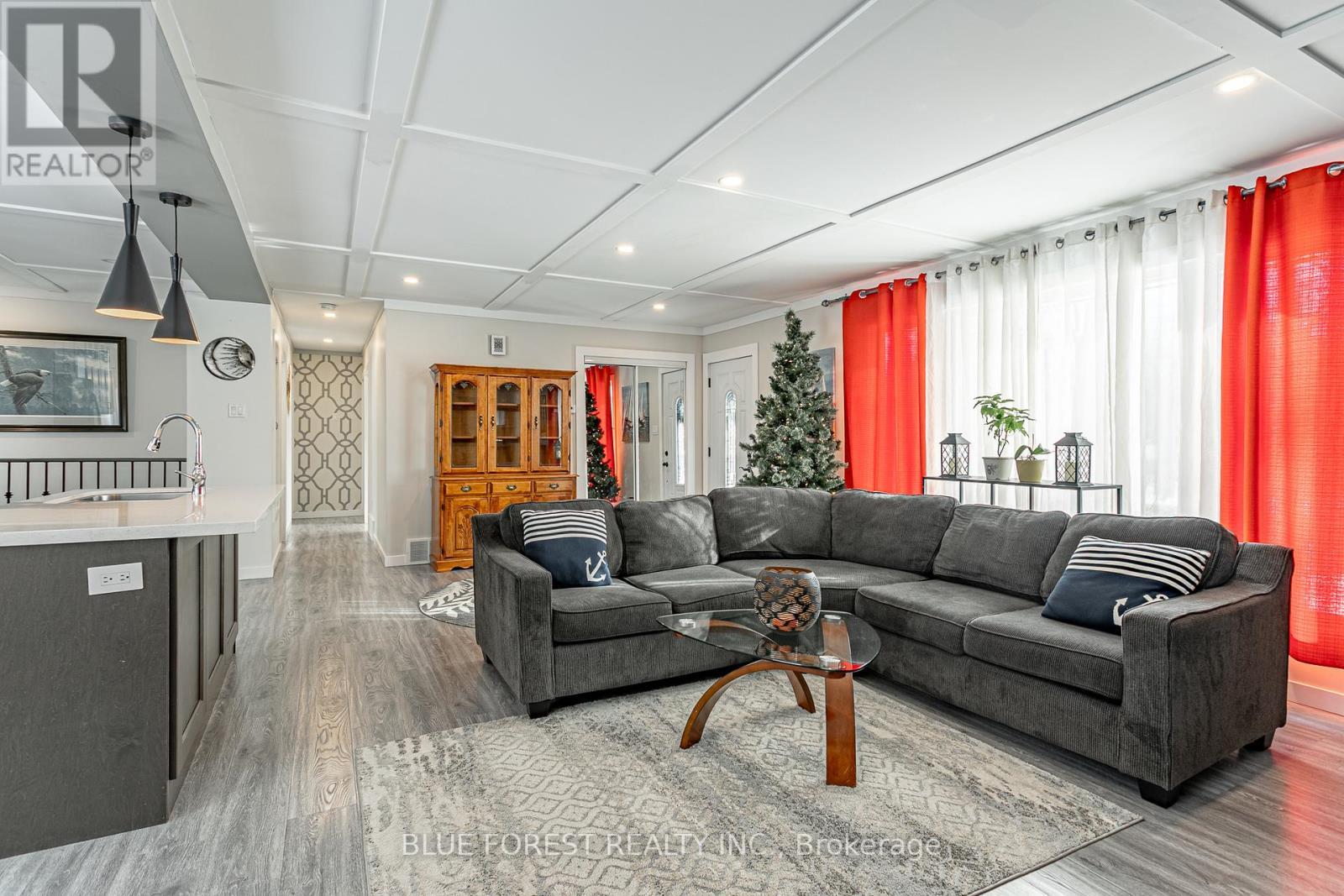 9716 Lakeshore Road, Lambton Shores (Grand Bend), ON - Indoor Photo Showing Living Room