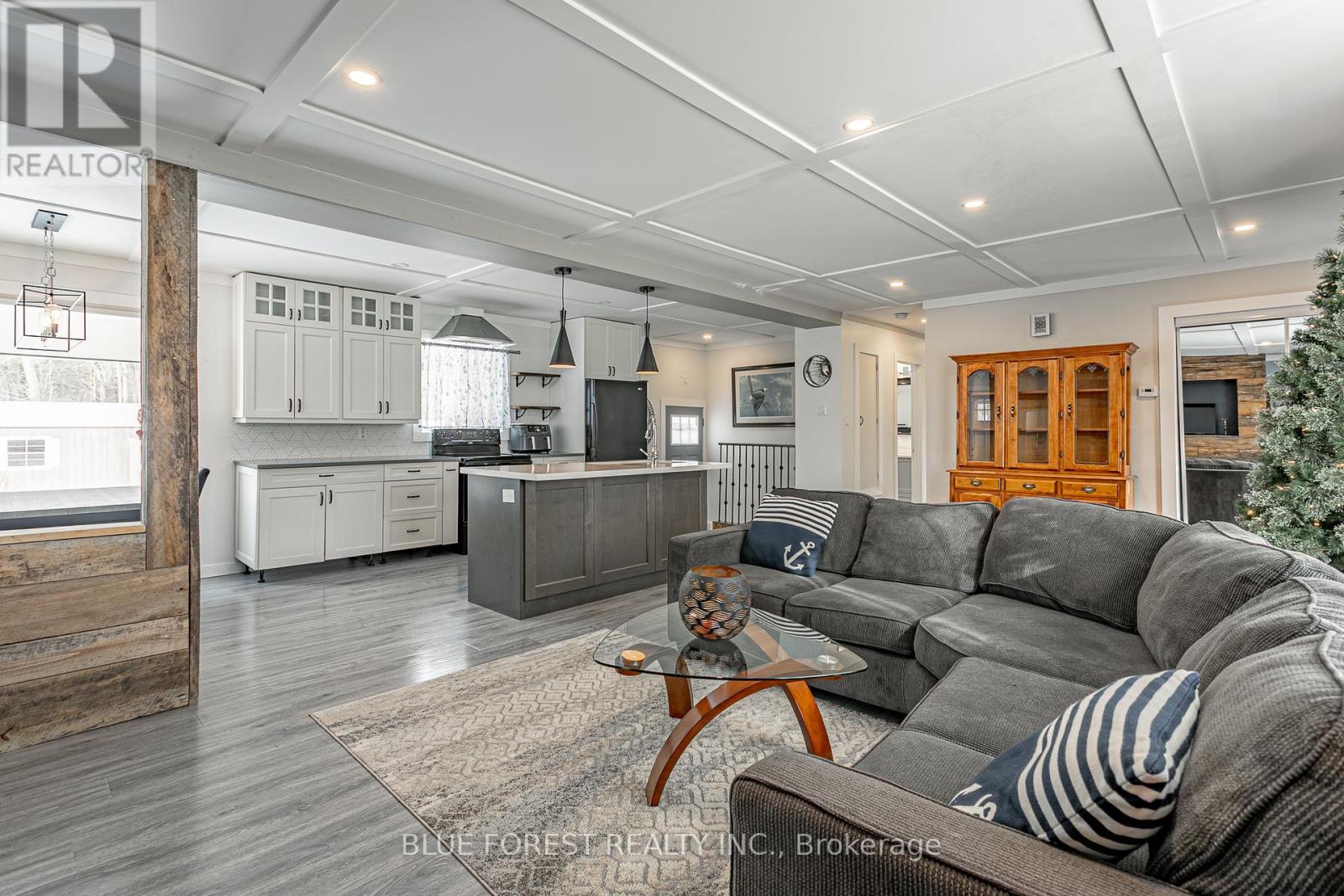 9716 Lakeshore Road, Lambton Shores (Grand Bend), ON - Indoor Photo Showing Other Room