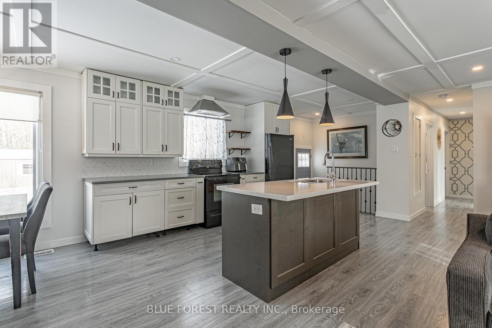 9716 Lakeshore Road, Lambton Shores (Grand Bend), ON - Indoor Photo Showing Kitchen With Upgraded Kitchen