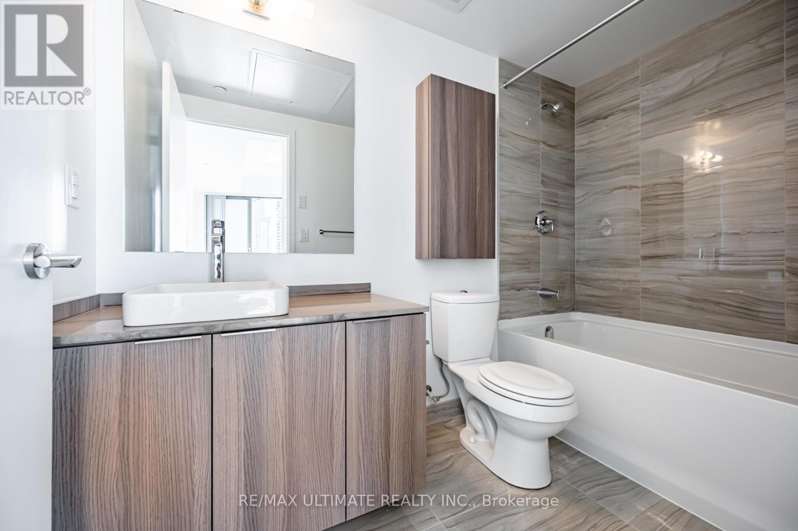 3405 - 11 Wellesley Street W, Toronto, ON - Indoor Photo Showing Bathroom