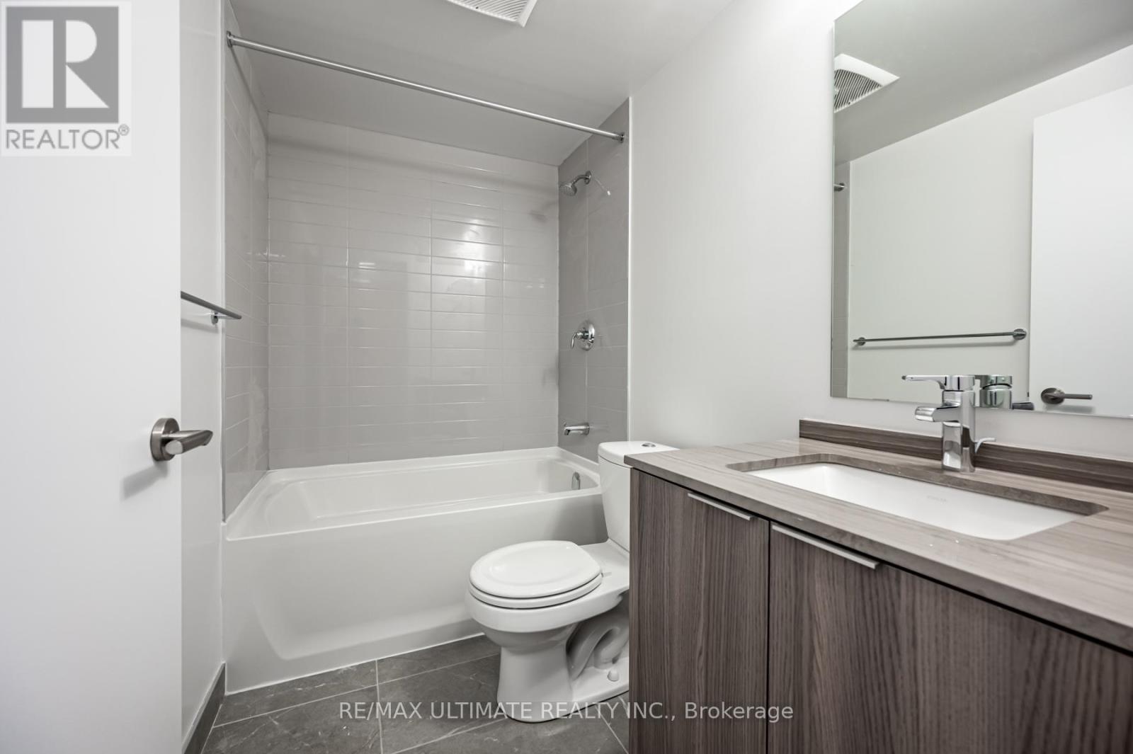 3405 - 11 Wellesley Street W, Toronto, ON - Indoor Photo Showing Bathroom