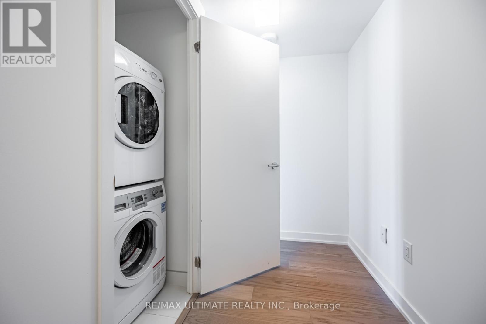 3405 - 11 Wellesley Street W, Toronto, ON - Indoor Photo Showing Laundry Room