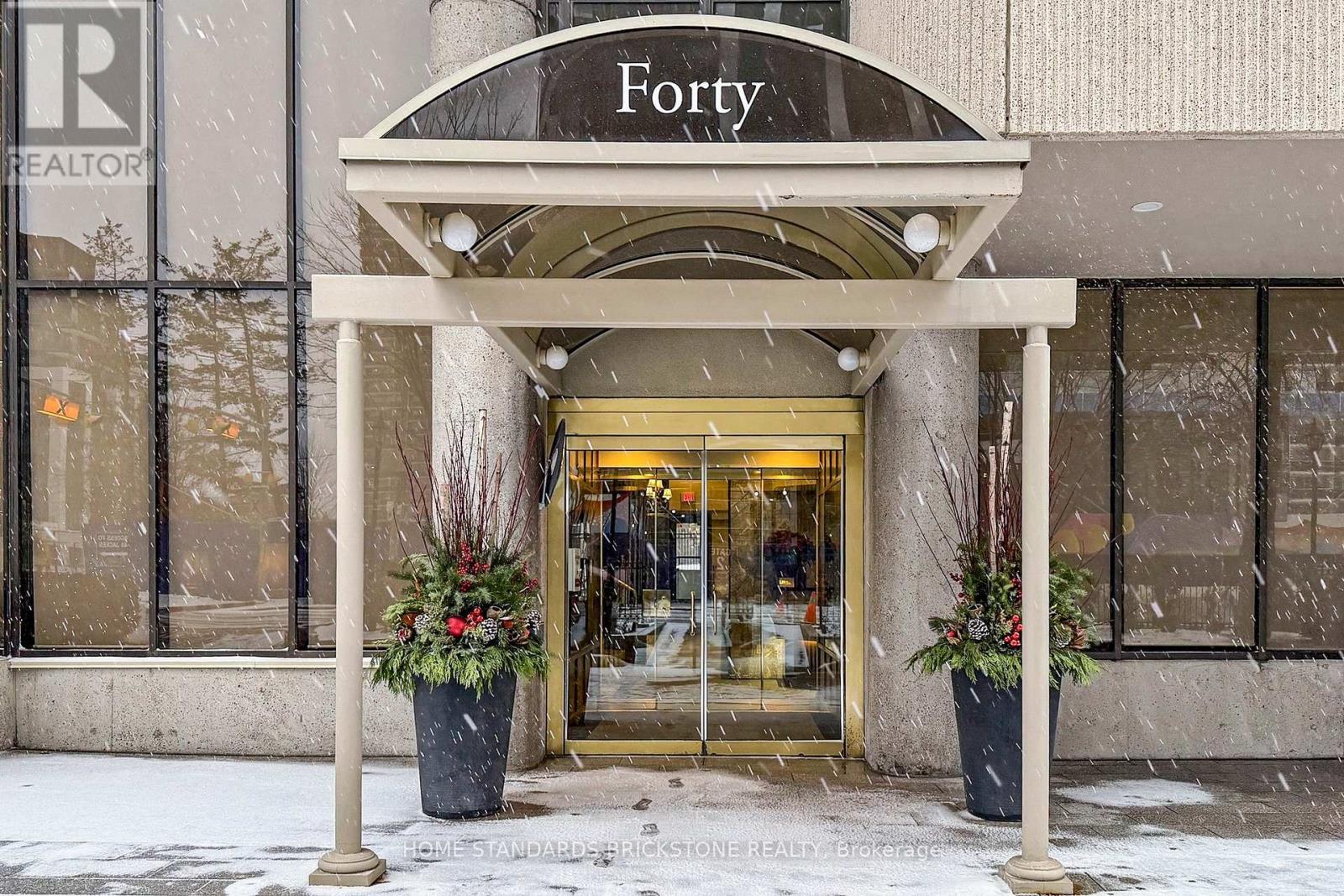 1001 - 40 Rosehill Avenue, Toronto, ON - Outdoor