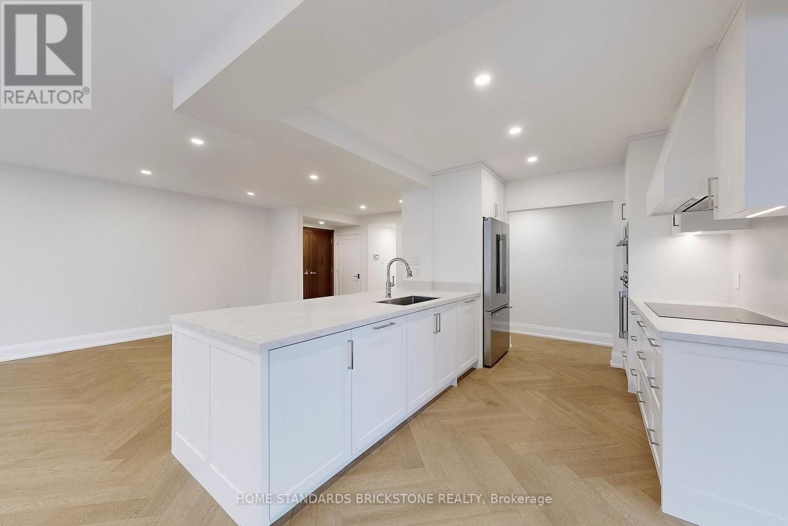 1001 - 40 Rosehill Avenue, Toronto, ON - Indoor Photo Showing Kitchen