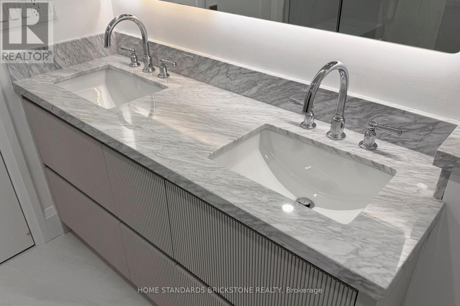 1001 - 40 Rosehill Avenue, Toronto, ON - Indoor Photo Showing Bathroom