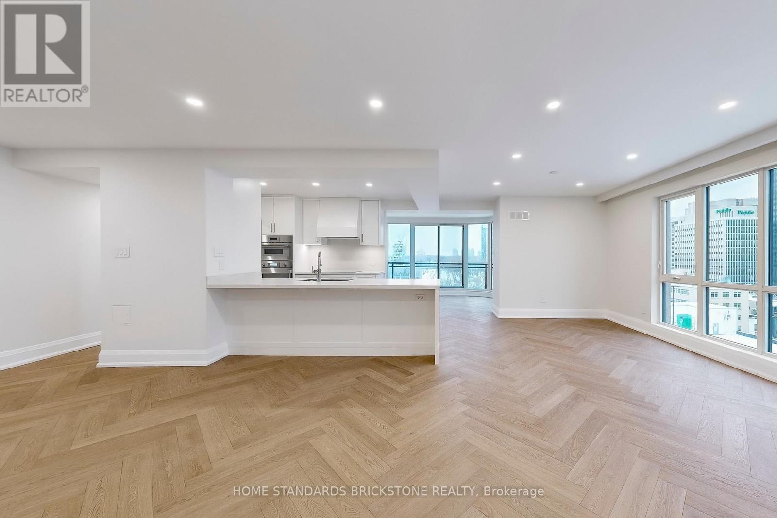 1001 - 40 Rosehill Avenue, Toronto, ON - Indoor