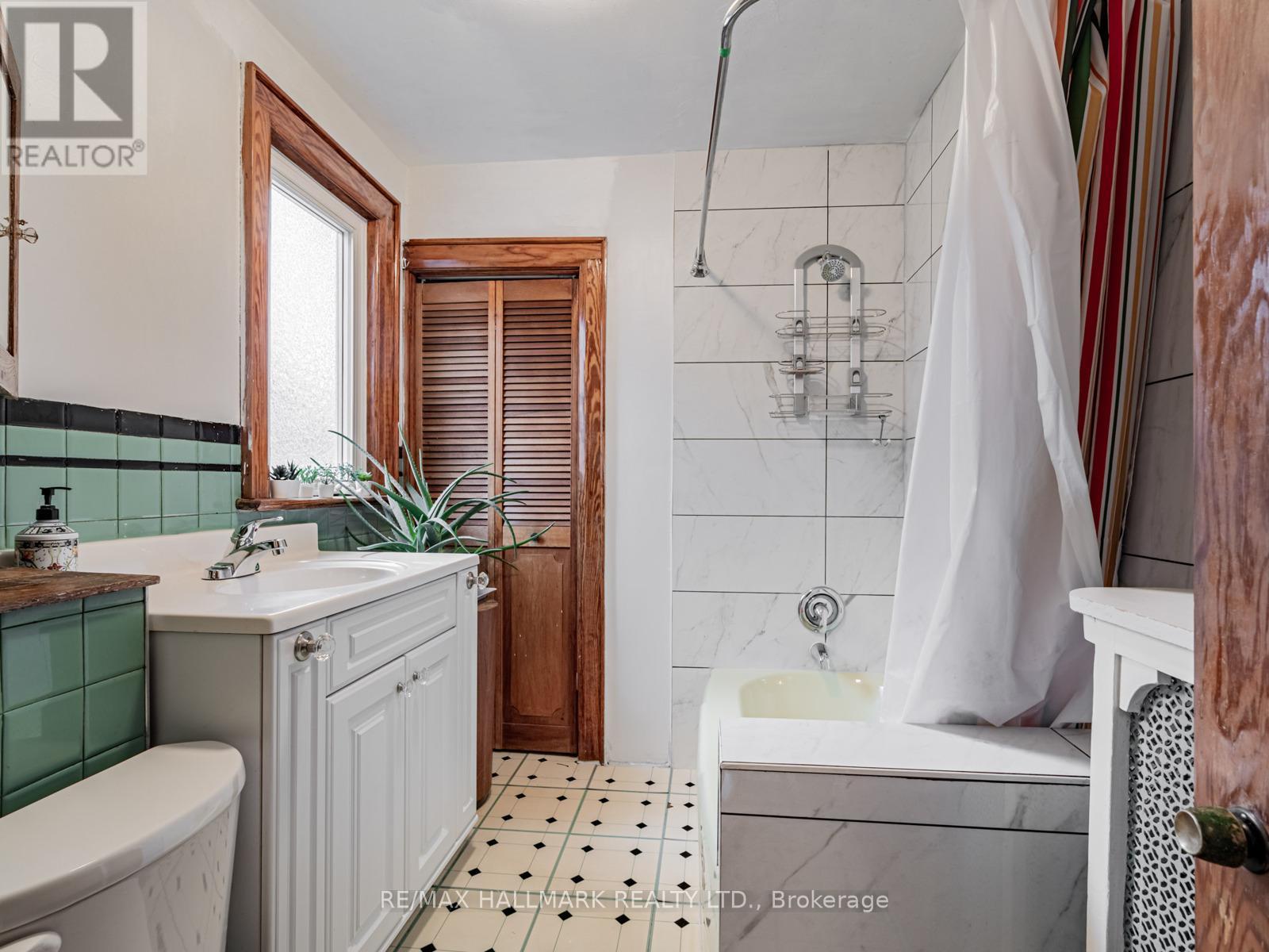 538 Strathmore Boulevard, Toronto, ON - Indoor Photo Showing Bathroom