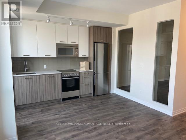 514 - 1630 Queen Street, Toronto, ON - Indoor Photo Showing Kitchen