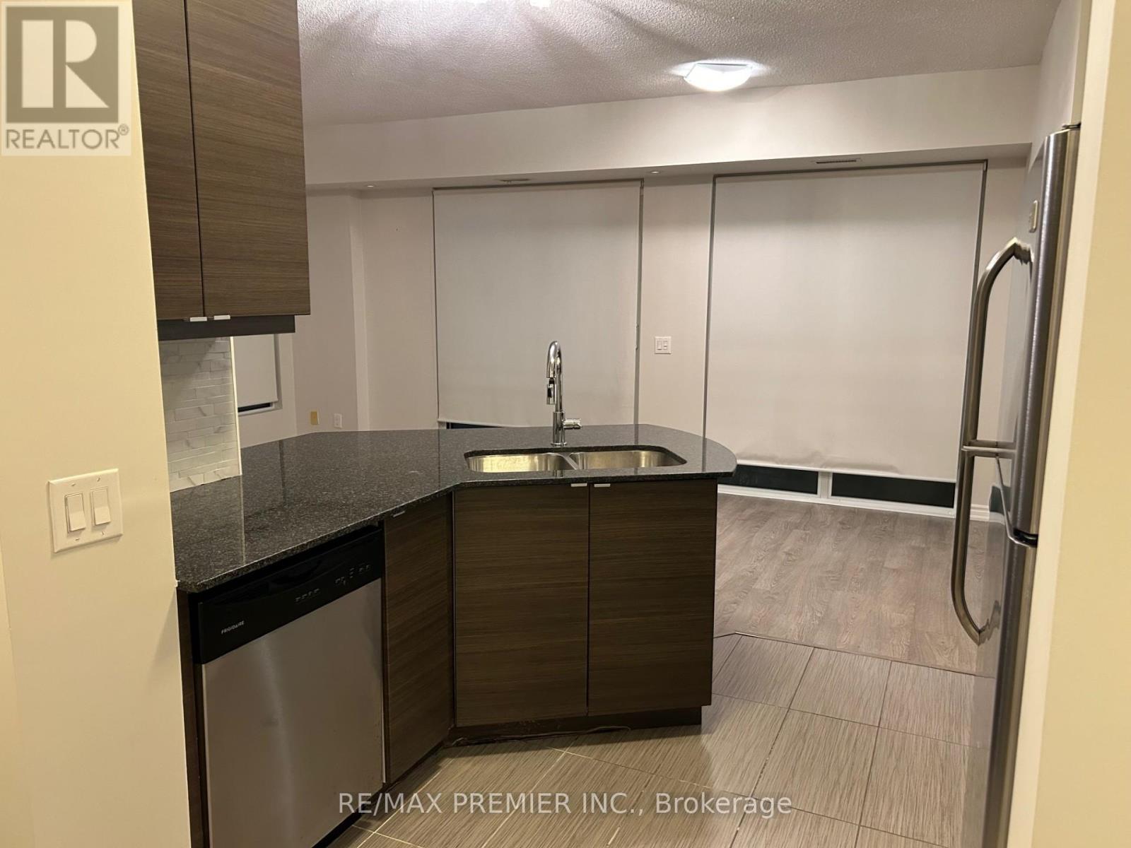 903 - 7730 Kipling Avenue, Vaughan, ON - Indoor Photo Showing Kitchen With Double Sink