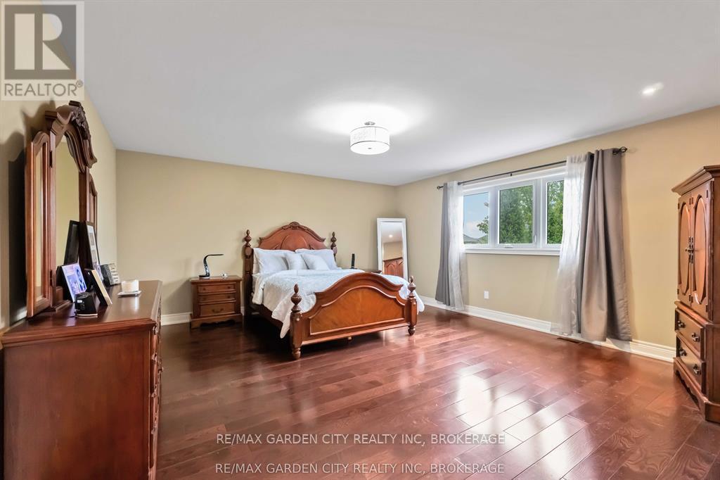 8625 Angie Drive, Niagara Falls (Forestview), ON - Indoor Photo Showing Bedroom