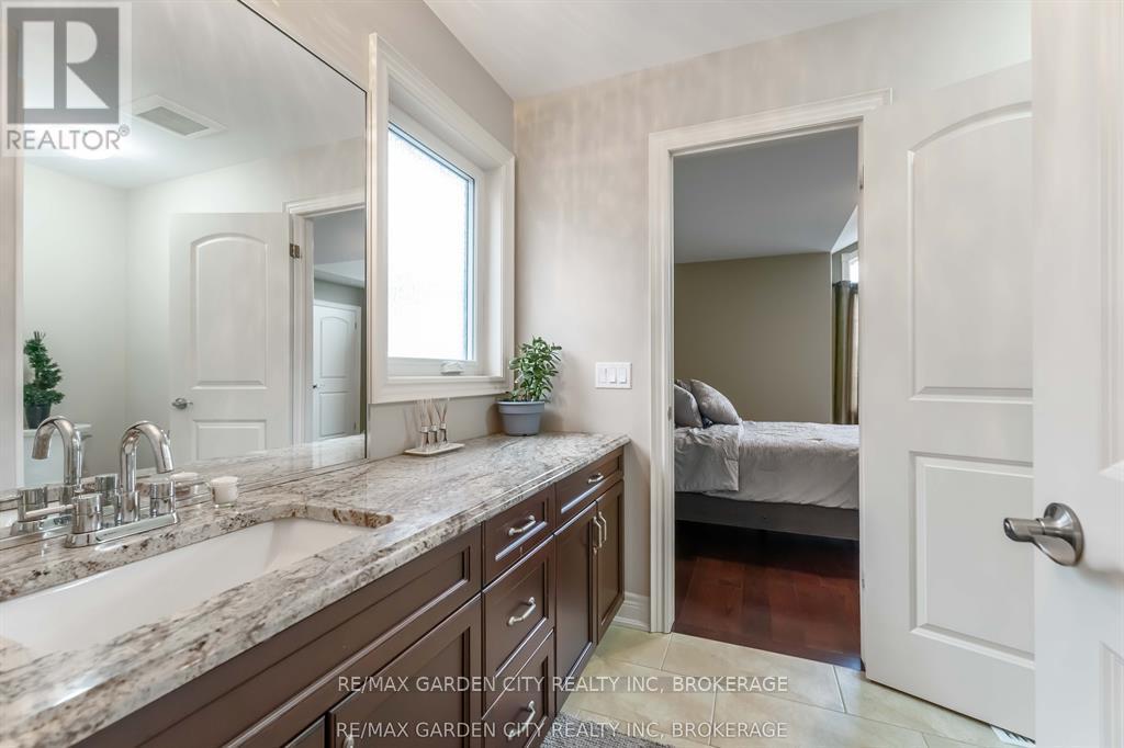 8625 Angie Drive, Niagara Falls (Forestview), ON - Indoor Photo Showing Bathroom