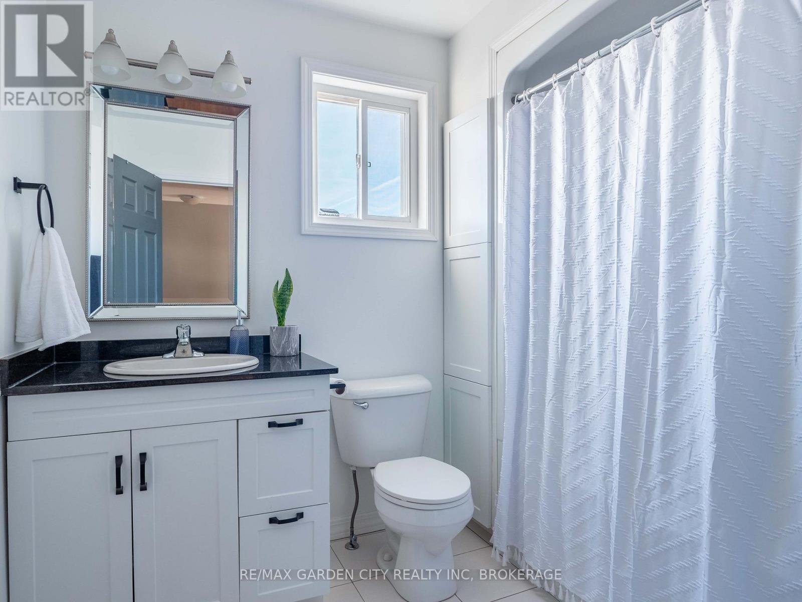 629 Broadway Avenue, Welland (Broadway), ON - Indoor Photo Showing Bathroom