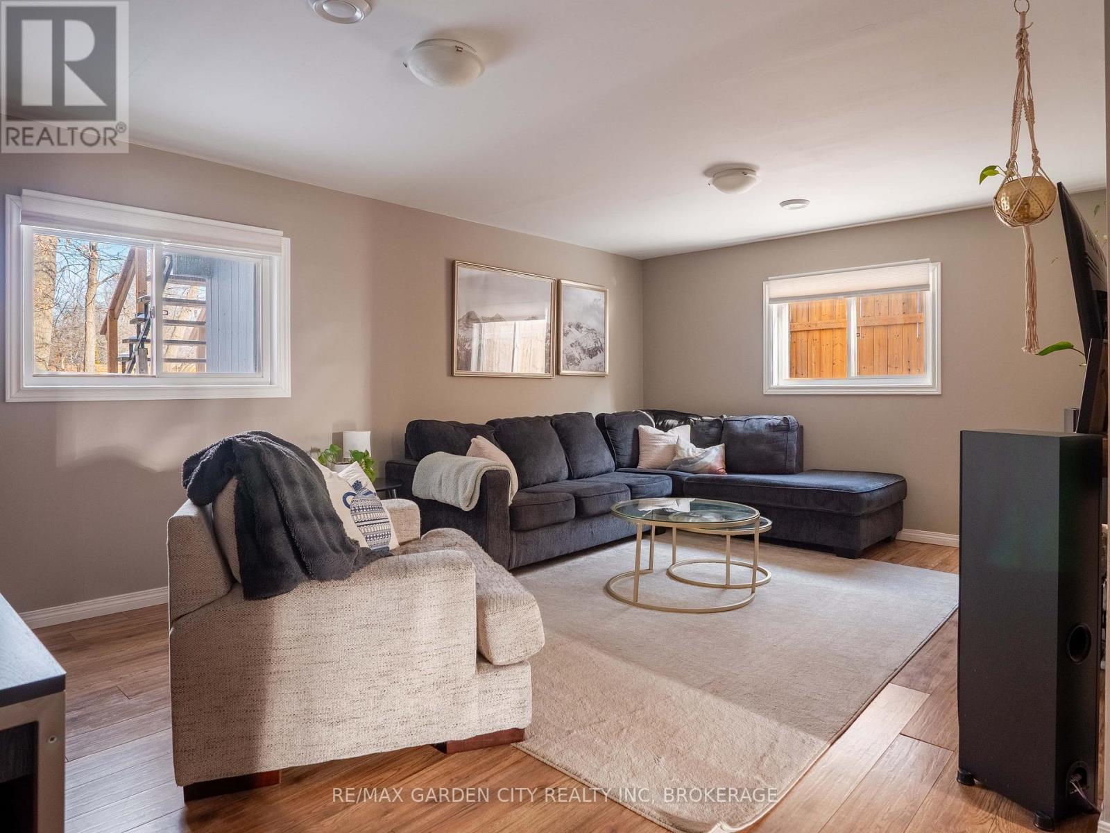 629 Broadway Avenue, Welland (Broadway), ON - Indoor Photo Showing Living Room