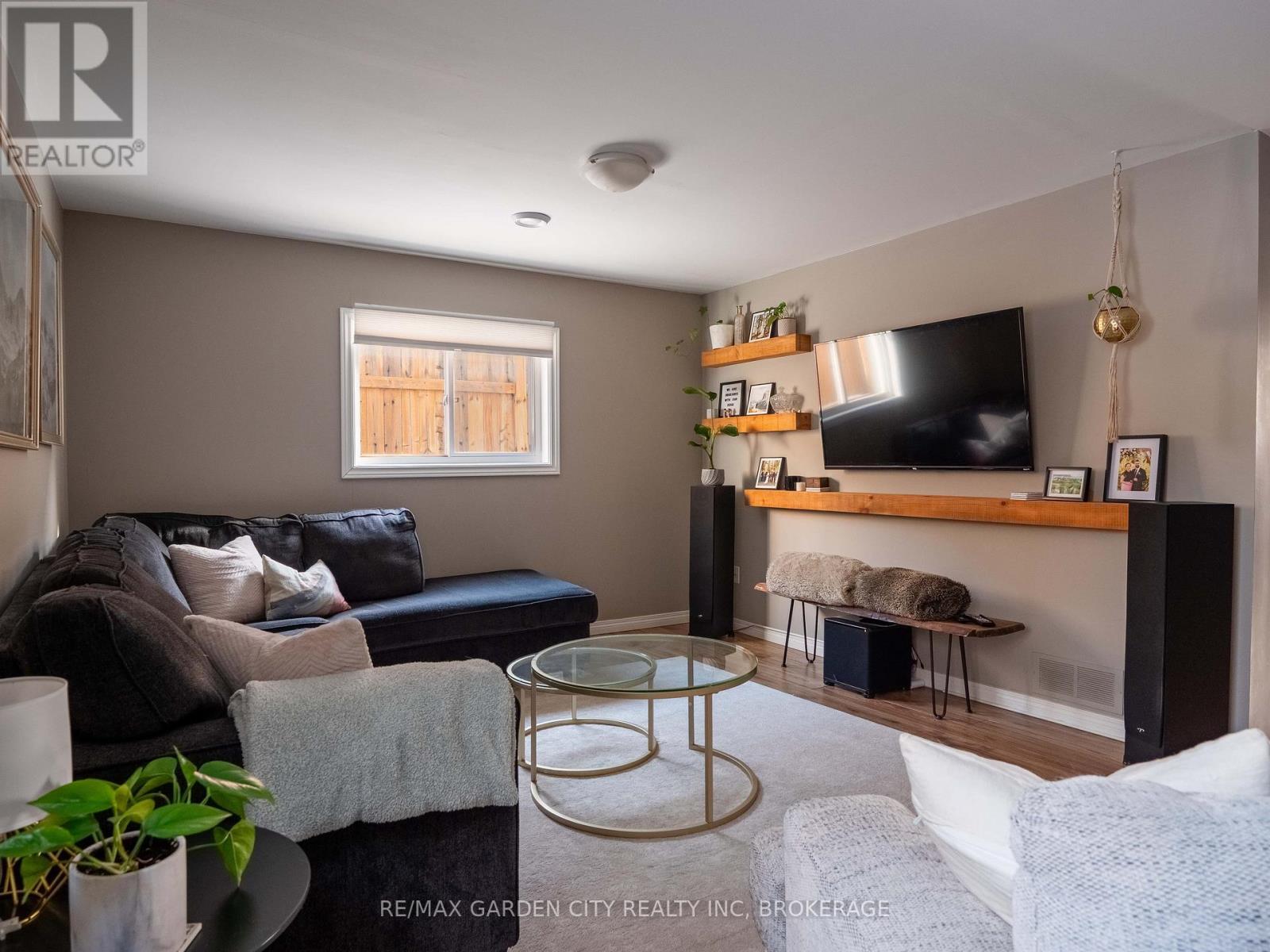 629 Broadway Avenue, Welland (Broadway), ON - Indoor Photo Showing Living Room With Fireplace