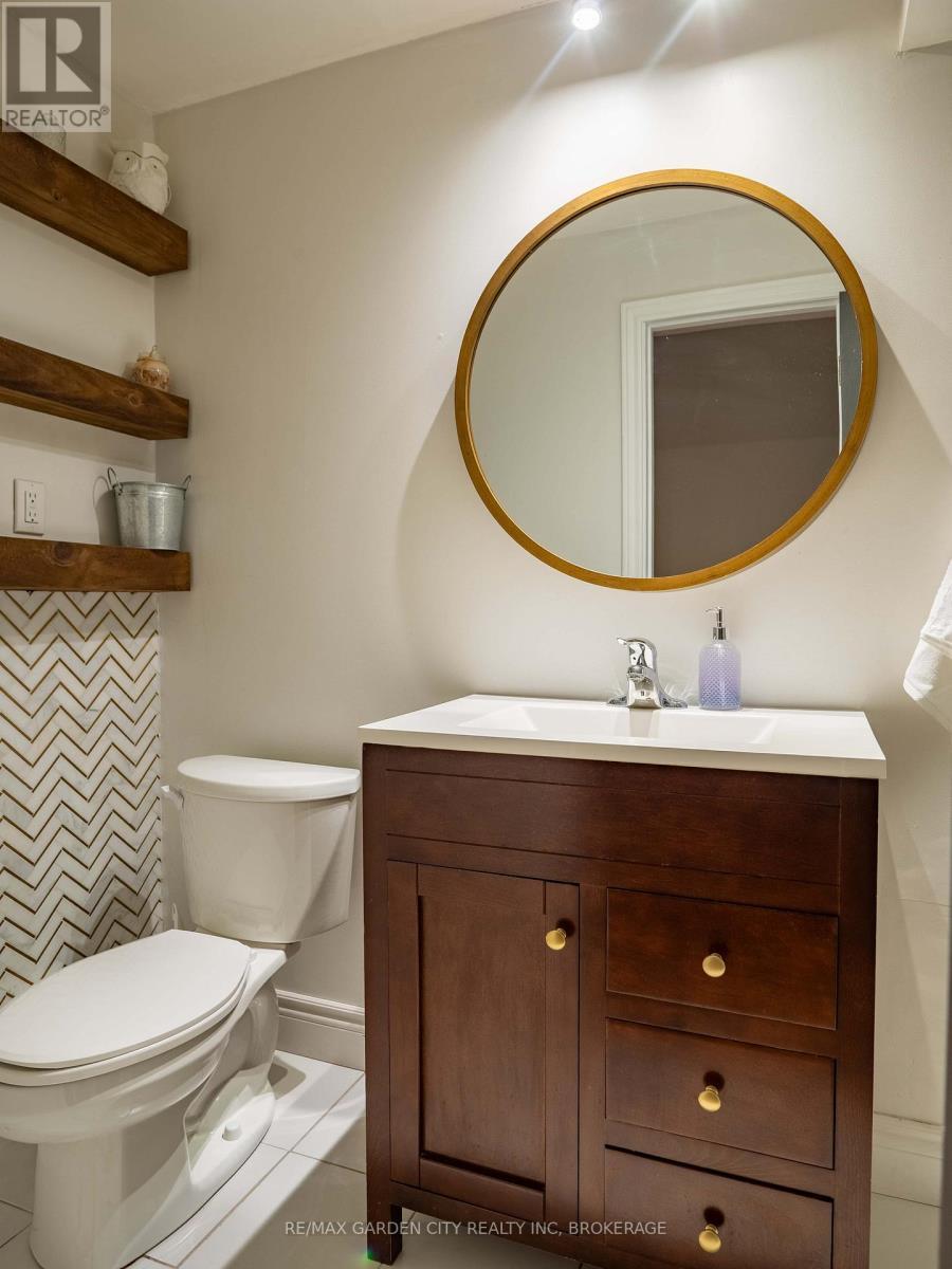 629 Broadway Avenue, Welland (Broadway), ON - Indoor Photo Showing Bathroom