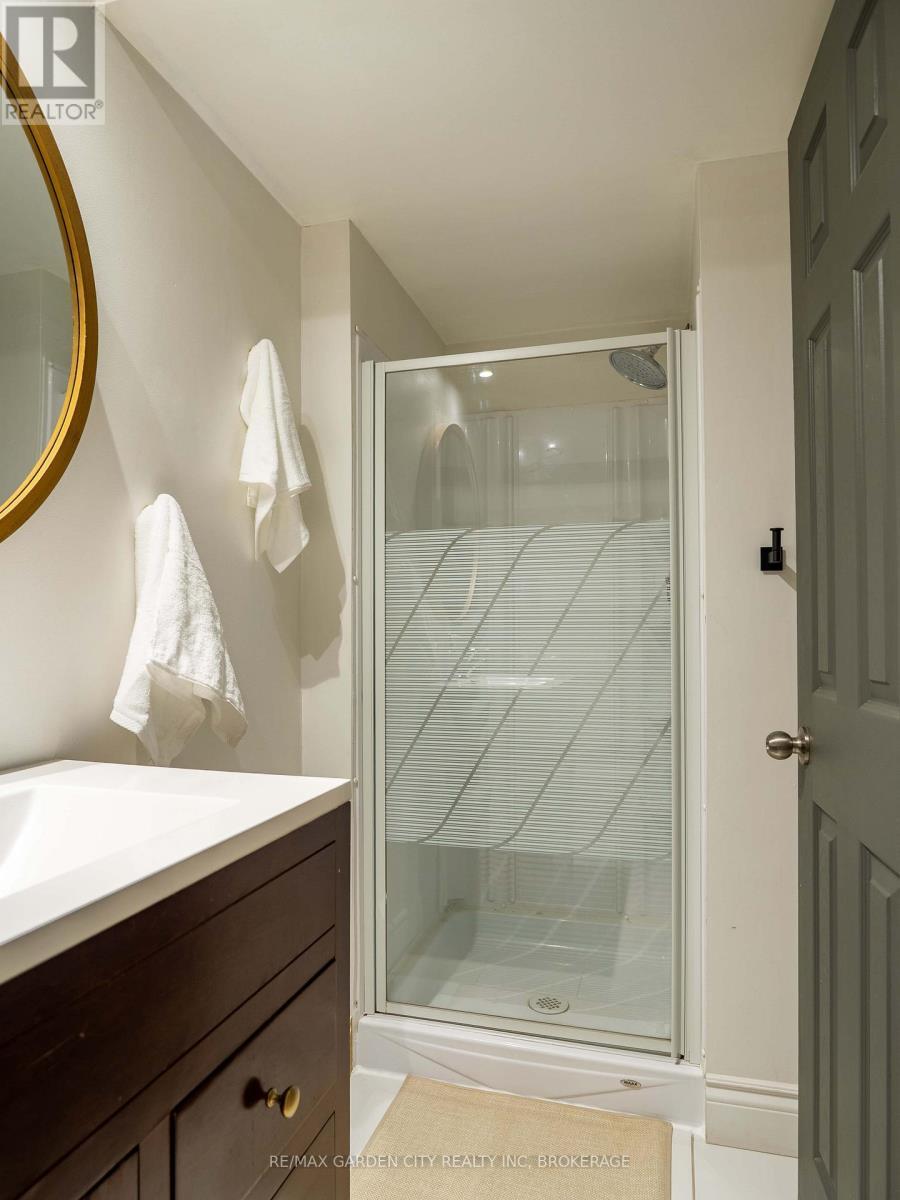 629 Broadway Avenue, Welland (Broadway), ON - Indoor Photo Showing Bathroom