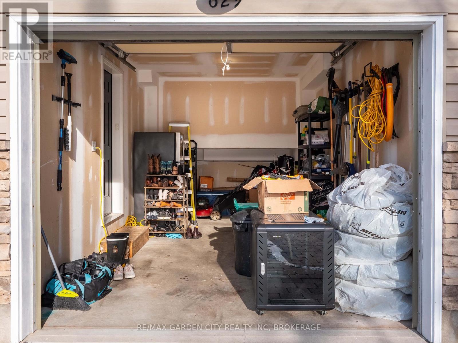 629 Broadway Avenue, Welland (Broadway), ON - Indoor Photo Showing Garage
