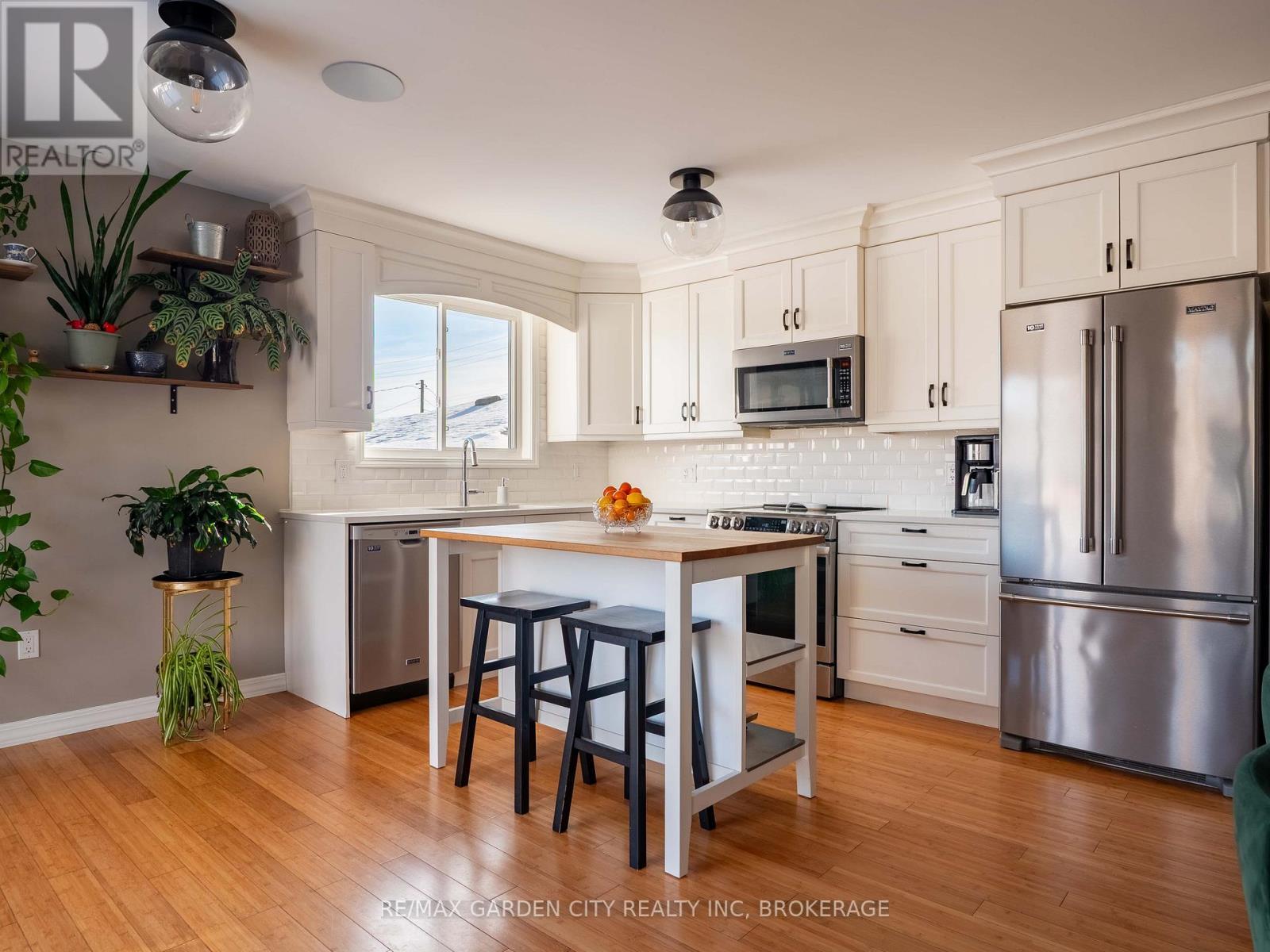 629 Broadway Avenue, Welland (Broadway), ON - Indoor Photo Showing Kitchen With Stainless Steel Kitchen With Upgraded Kitchen