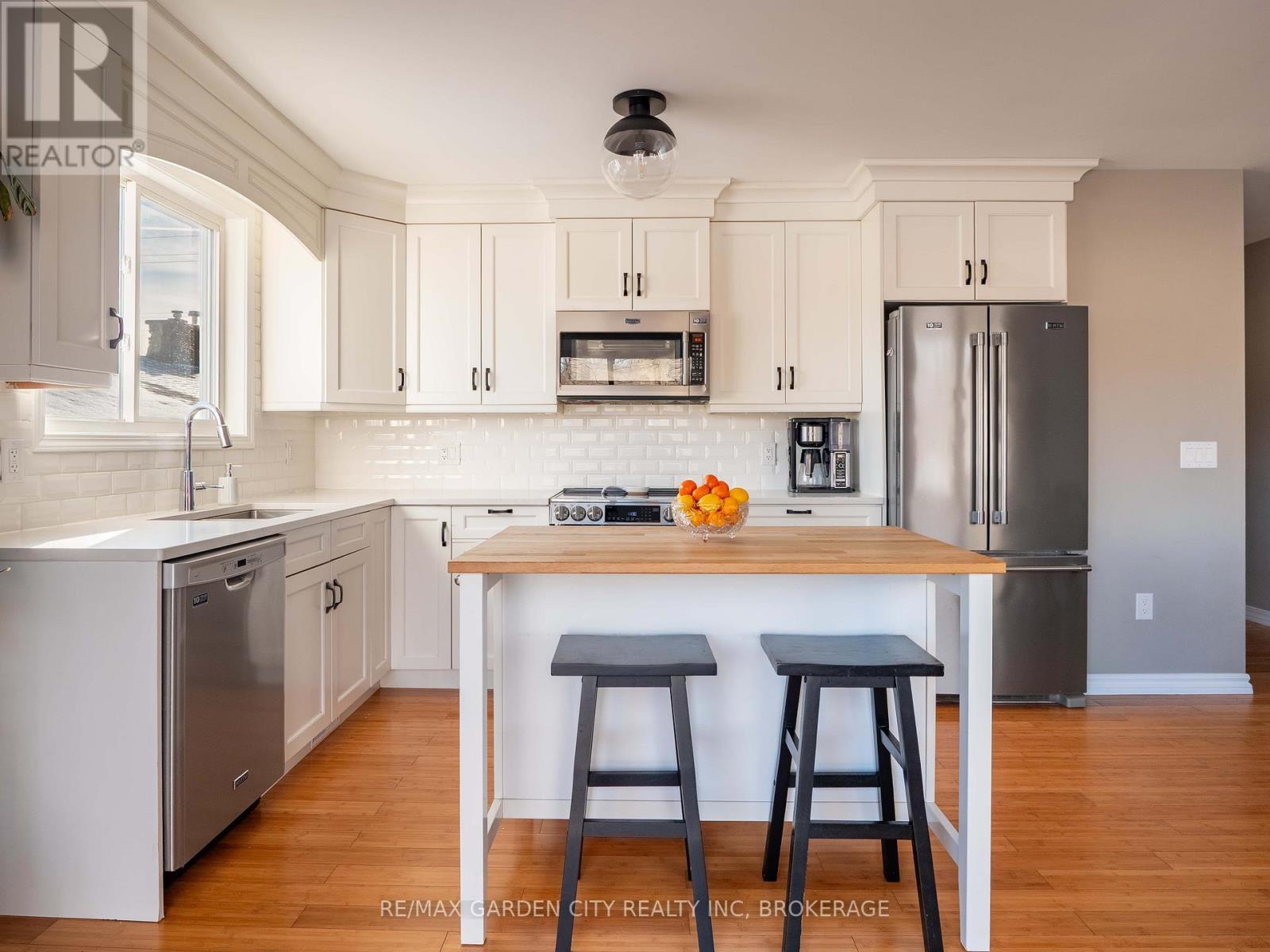 629 Broadway Avenue, Welland (Broadway), ON - Indoor Photo Showing Kitchen With Stainless Steel Kitchen With Upgraded Kitchen